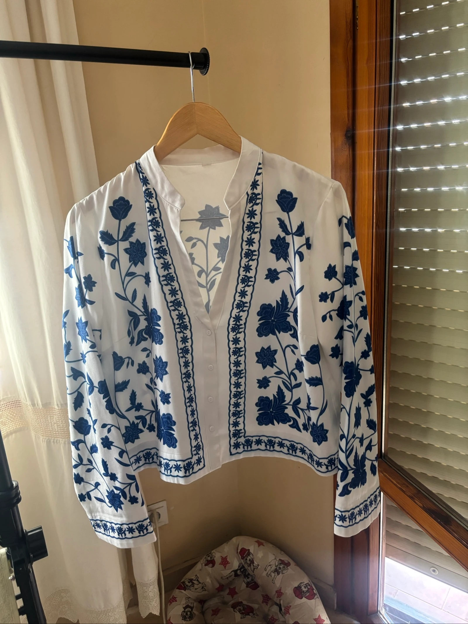 Blusa blanca con bordados azules – photo 8